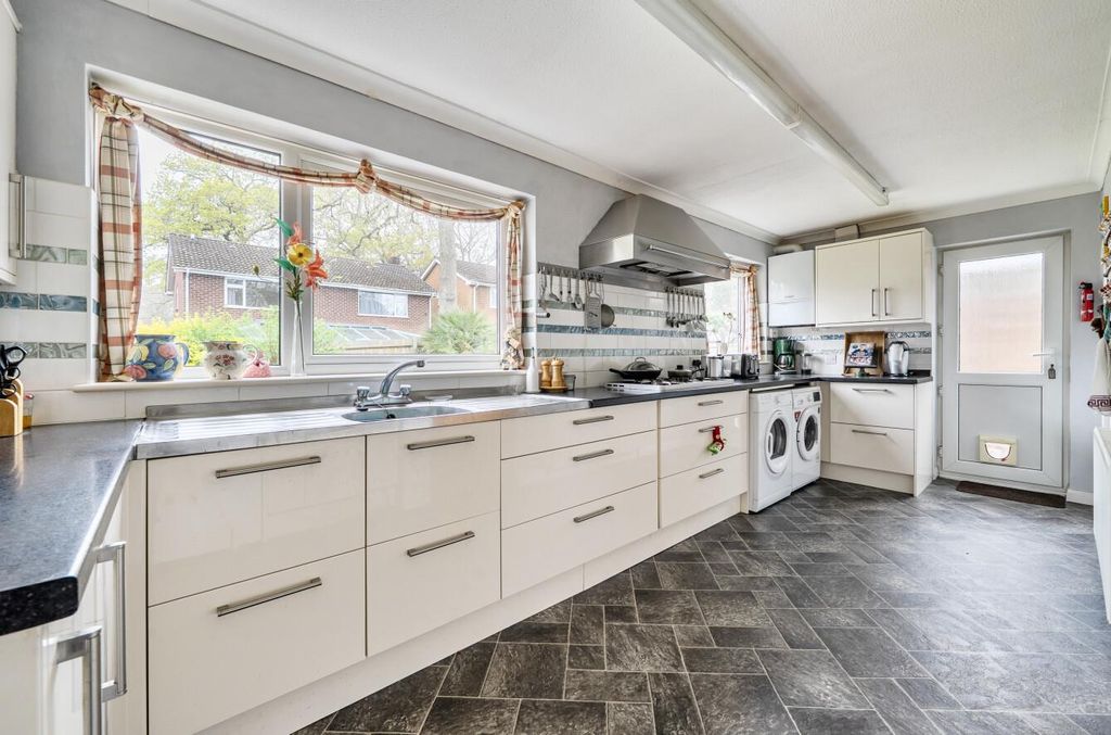 Property photo 3 of 19 Clevelands Close 4 (6).Jpg