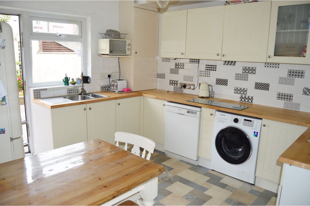 Property photo 3 of 16 Kitchen/Breakfast