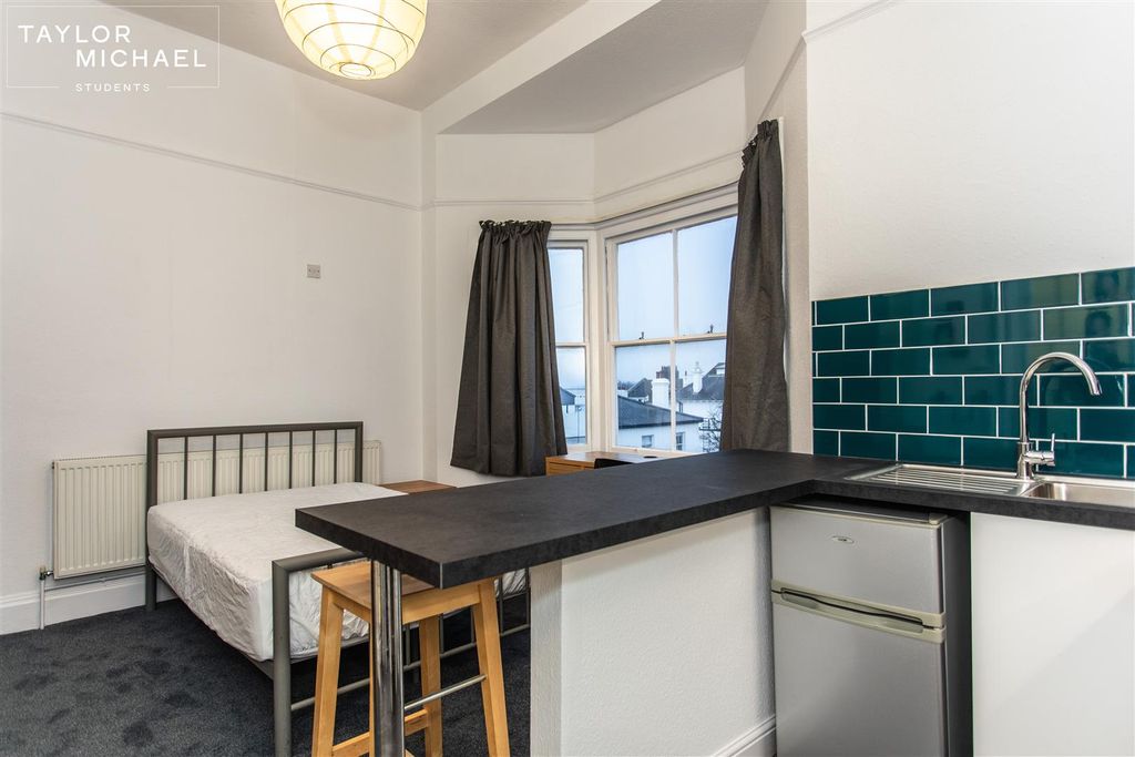 Property photo 3 of 16 Studio Room