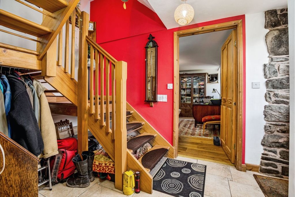 Property photo 2 of 37 Entrance Hall