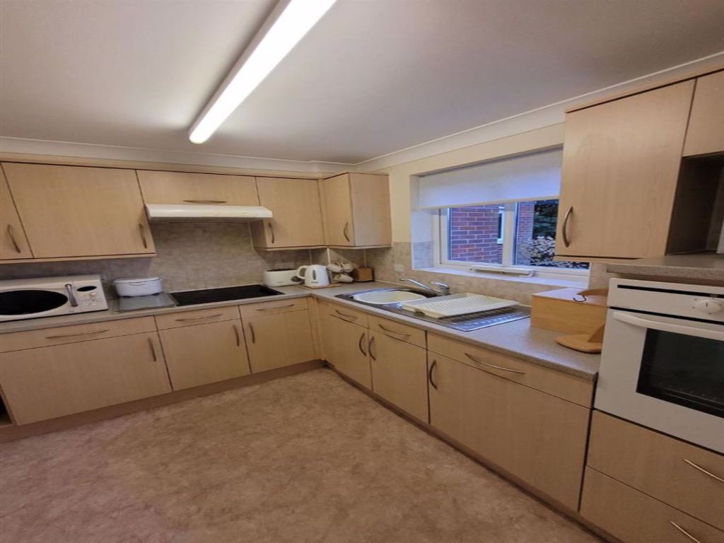 Property photo 3 of 12 Kitchen