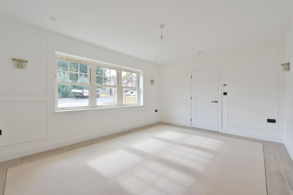 Property photo 3 of 12 8 Walnut Close-2.Jpg