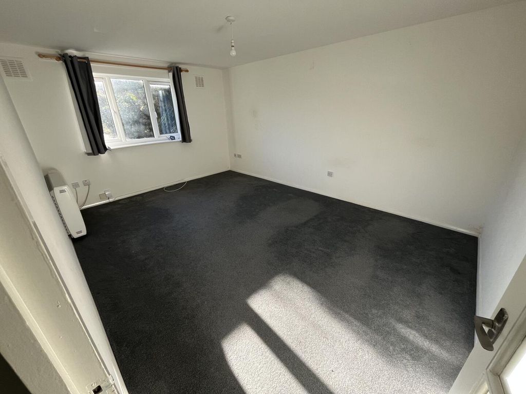 Property photo 2 of 6 Living Room