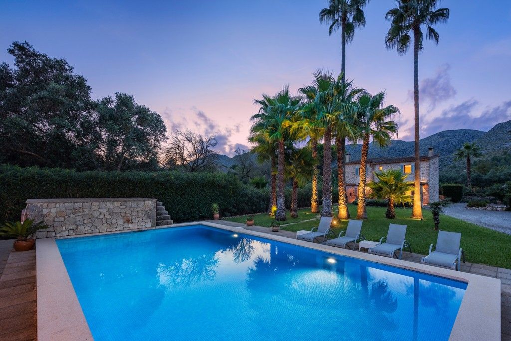 Property photo 1 of 20 Swimming Pool (2)