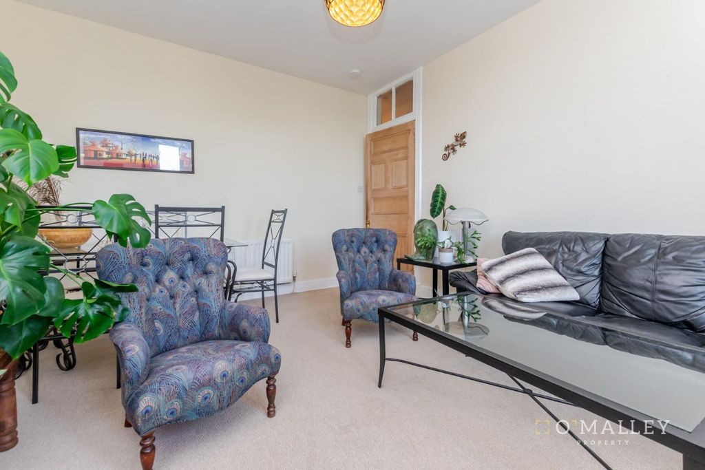 Property photo 3 of 12 Lounge (2)