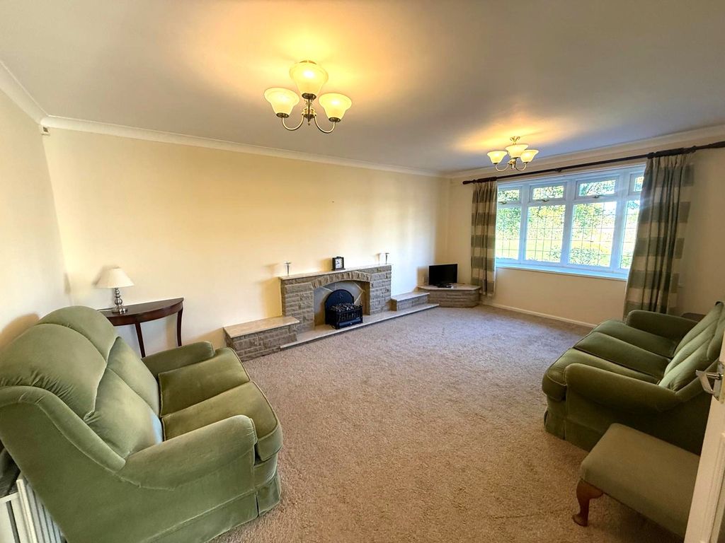 Property photo 3 of 14 Lounge