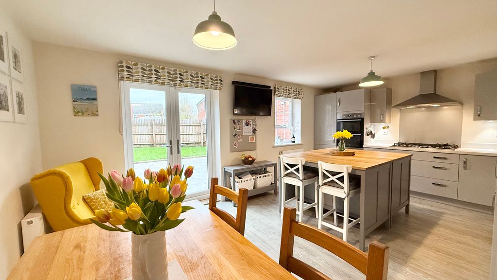Property photo 3 of 17 Kitchen/Dining Room