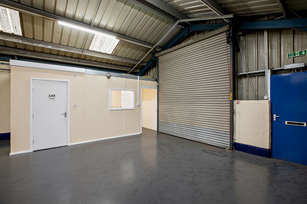 Property photo 3 of 9 8522059-Interior04-800