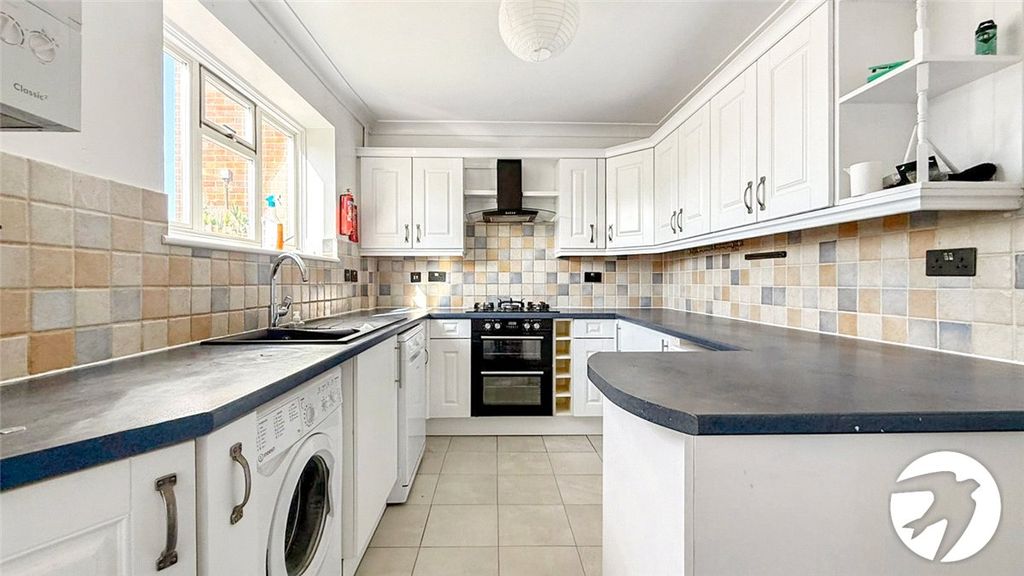 Property photo 2 of 9 Kitchen