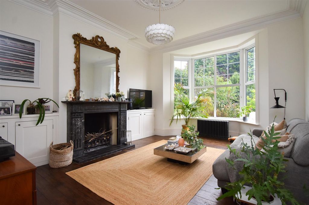 Property photo 3 of 35 Living Room