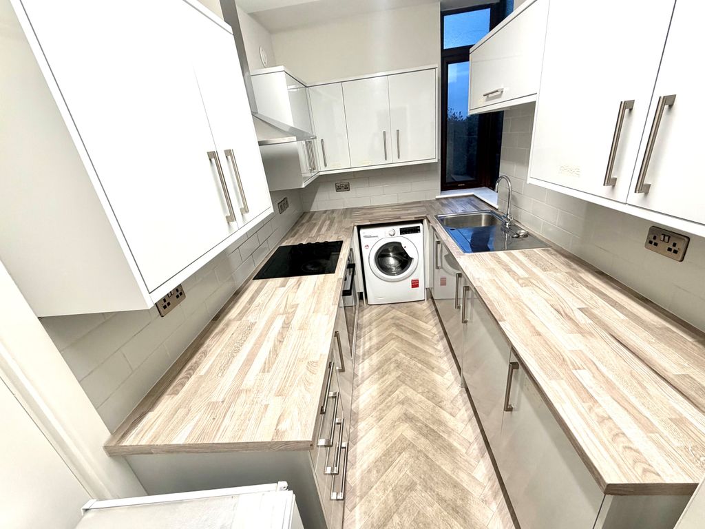 Property photo 2 of 7 Kitchen