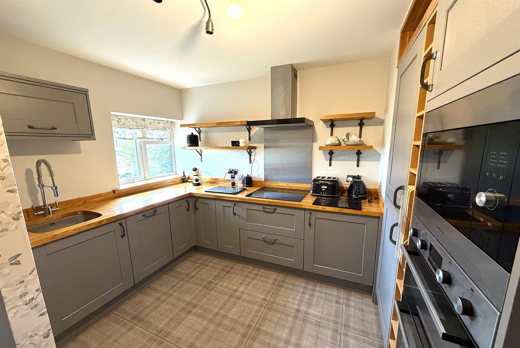 Property photo 2 of 8 Kitchen.Jpg