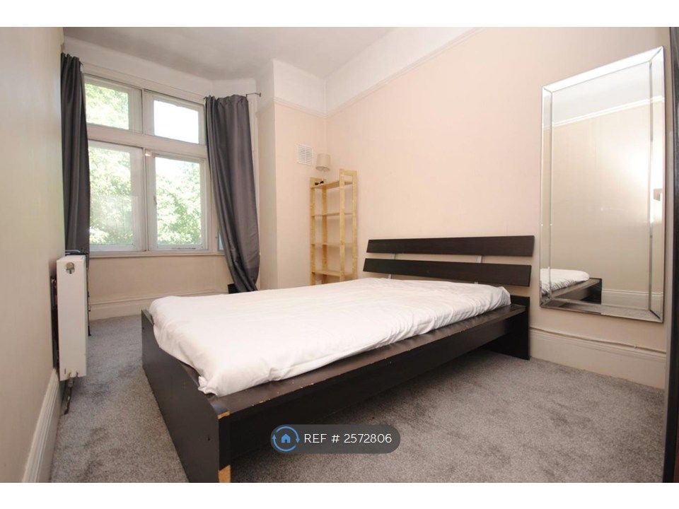 Property photo 2 of 11 Large Double Bedroom