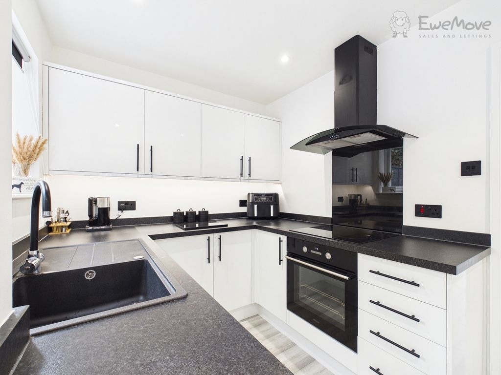Property photo 2 of 13 Ewemove Tiverton - Arnold Crescent