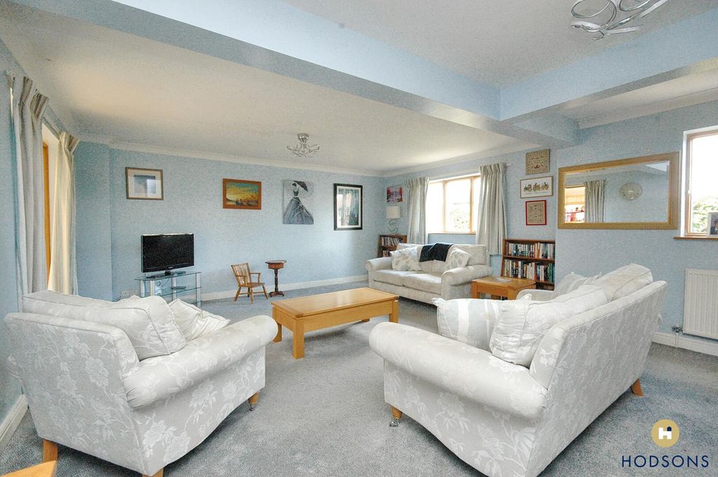 Property photo 3 of 27 Living Room