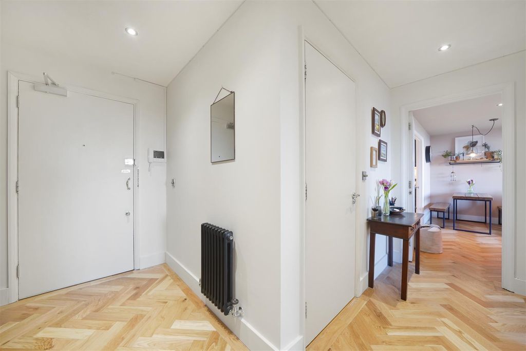 Property photo 3 of 16 Flat 31, 1 The Roundway - Jm9R8B958Ihk6Pmnjlsg.Jpg