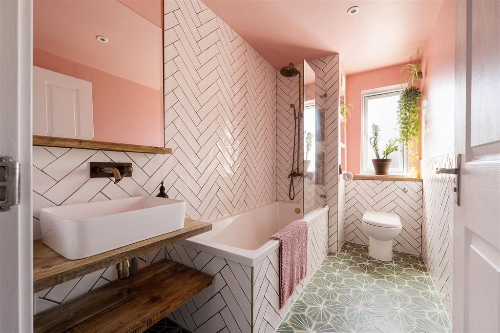 Property photo 3 of 21 Union Close, E11