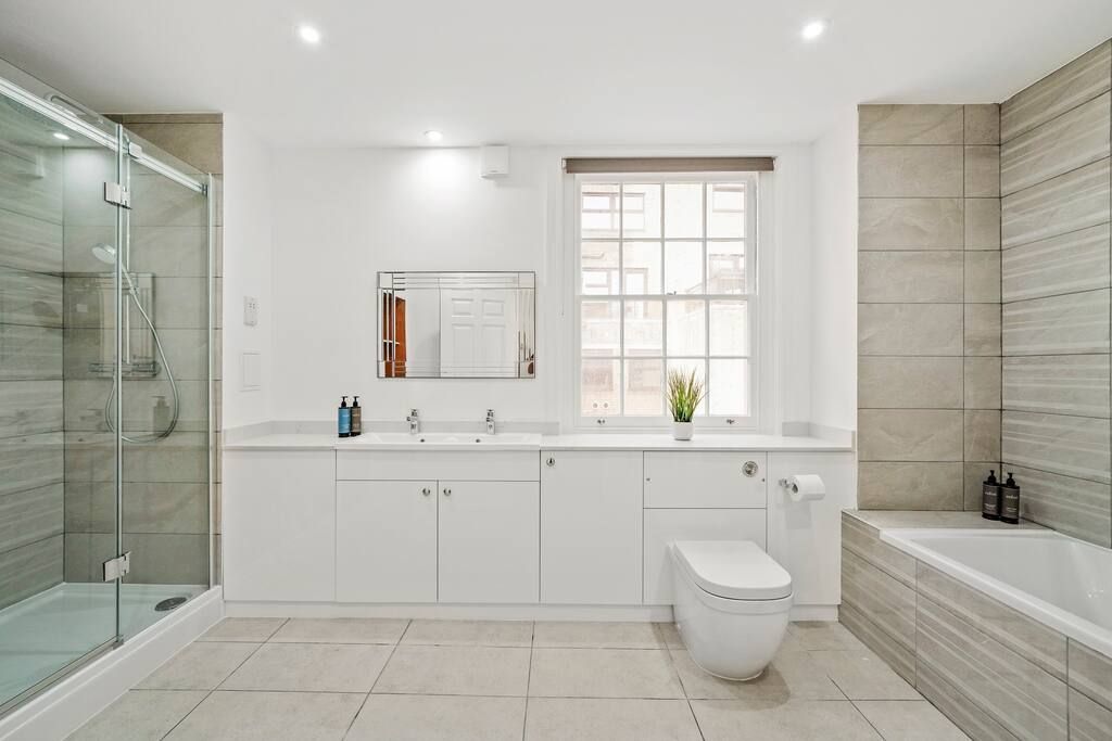 Property photo 3 of 8 Luxuriously Large Bathroom With
-2 Sinks
-Bathtub
-Shower