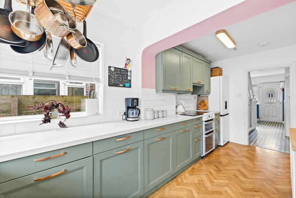 Property photo 3 of 18 Kitchen