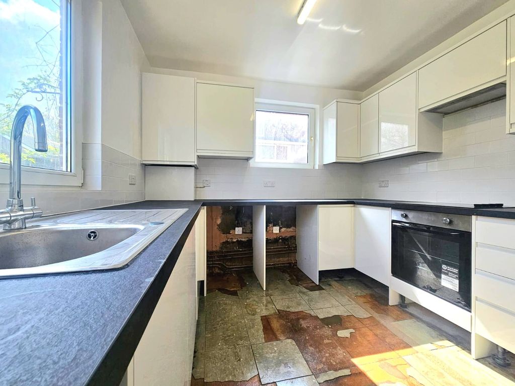 Property photo 3 of 10 Kitchen