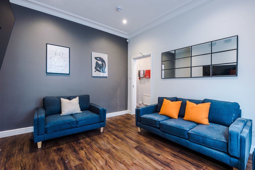 Property photo 1 of 18 17 Cawdor Road, Living Room 1