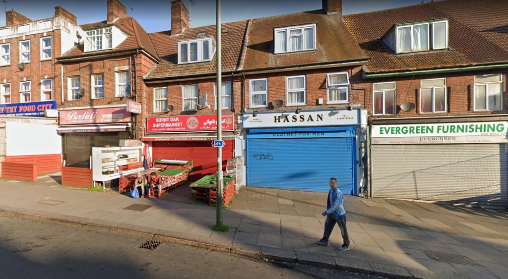 Property photo 1 of 11 One Bedroom 2nd Floor Flat Above A Shop To Rent