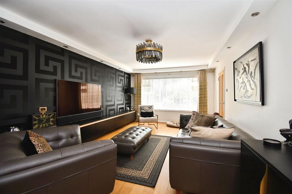 Property photo 2 of 21 Lounge