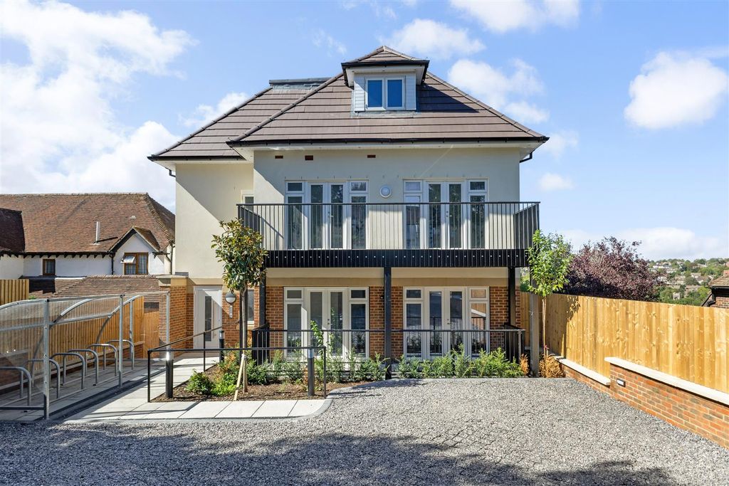 Property photo 2 of 8 114530_Flat-2-8-Coulsdon-Road-1.Jpg