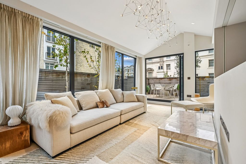 Property photo 1 of 17 Mews House 2, 7 C...