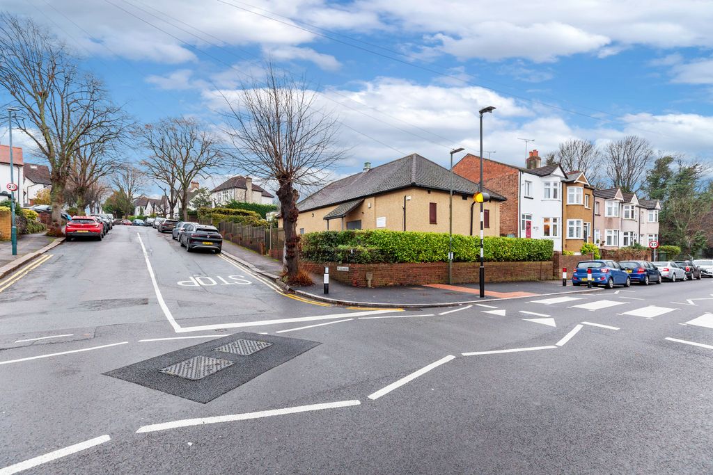 Property photo 3 of 12 16 Hill Road, Carshalton, Sutton, Sm5 3Ra