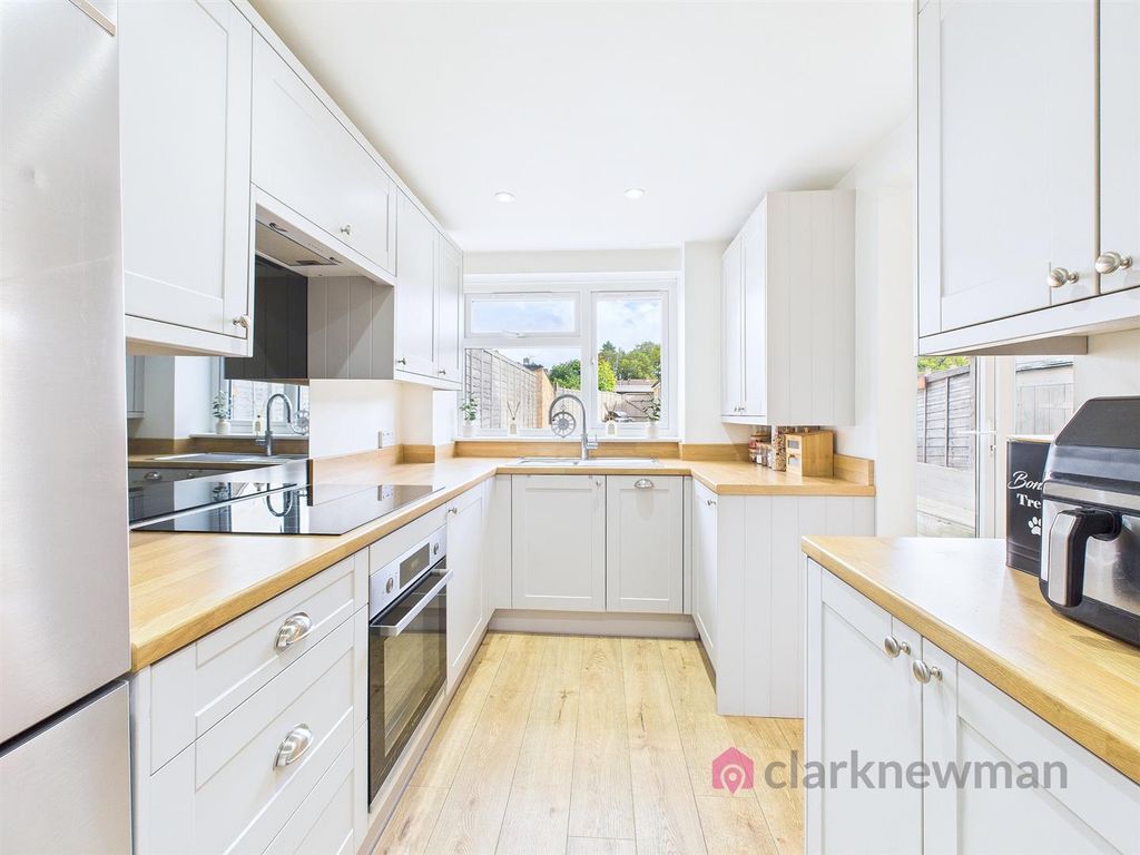 Property photo 3 of 11 Kitchen