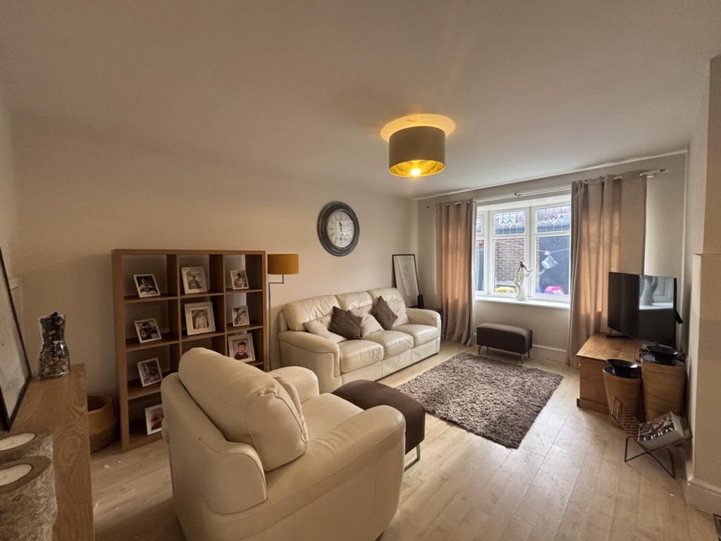 Property photo 3 of 14 Lounge