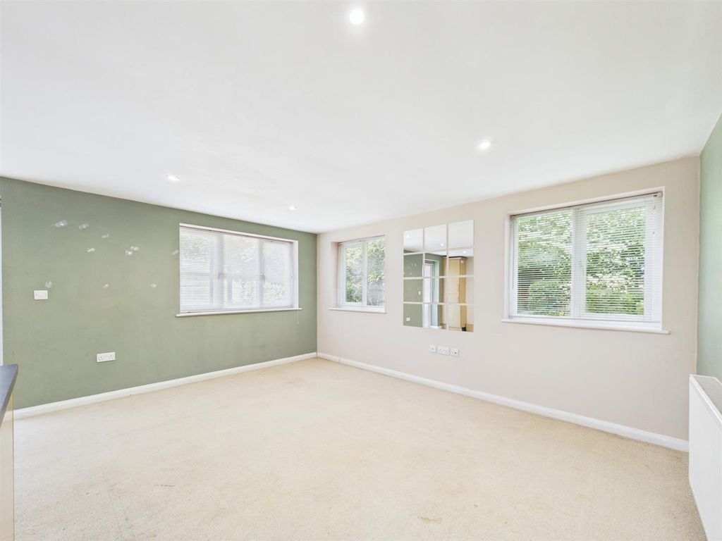 Property photo 2 of 18 Cam01563G0-Pr0337-Still008.Jpg