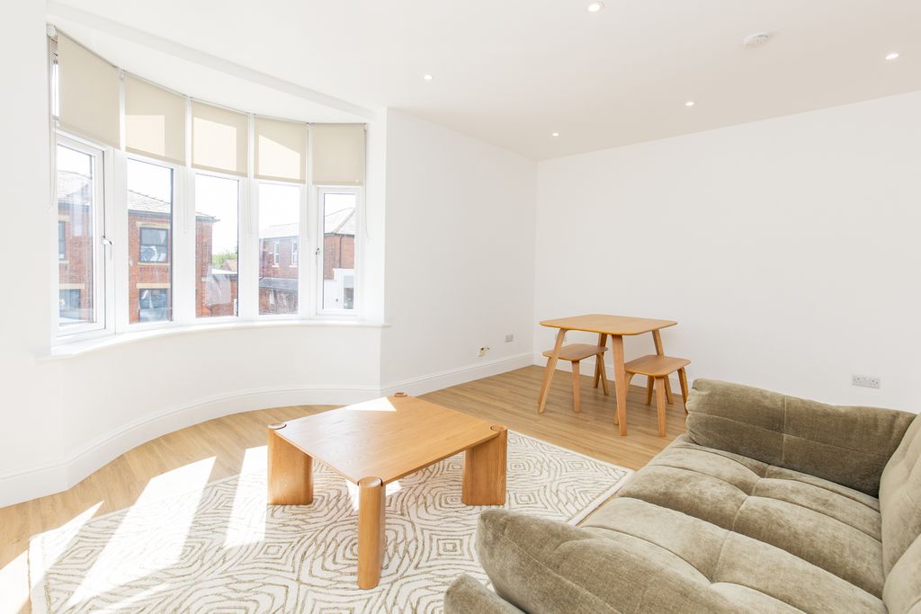 Property photo 1 of 7 Living/Dining Room