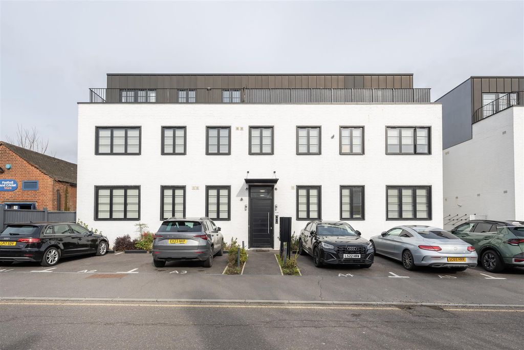 Property photo 1 of 13 Maybank Road, E18