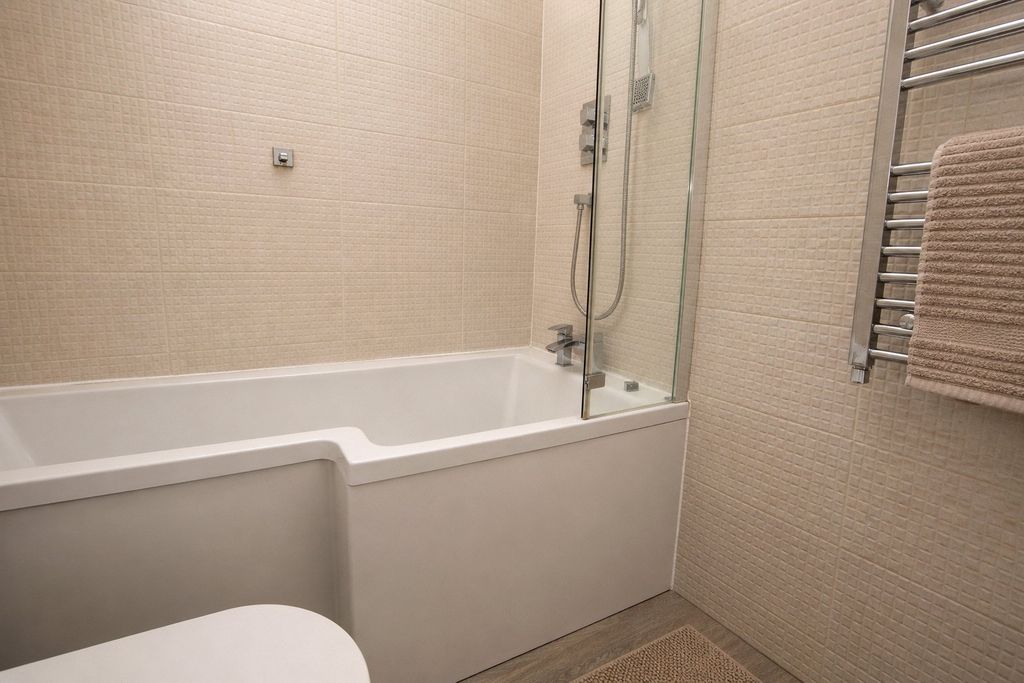 Property photo 3 of 9 Bathroom