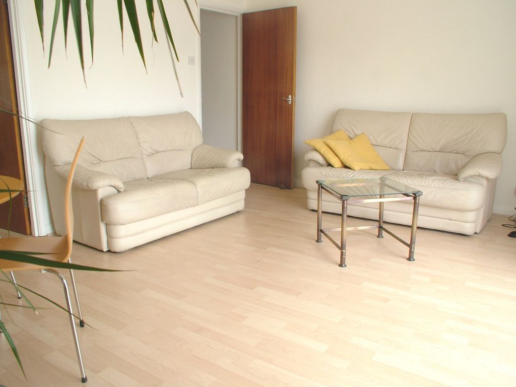 Property photo 2 of 8 Lounge