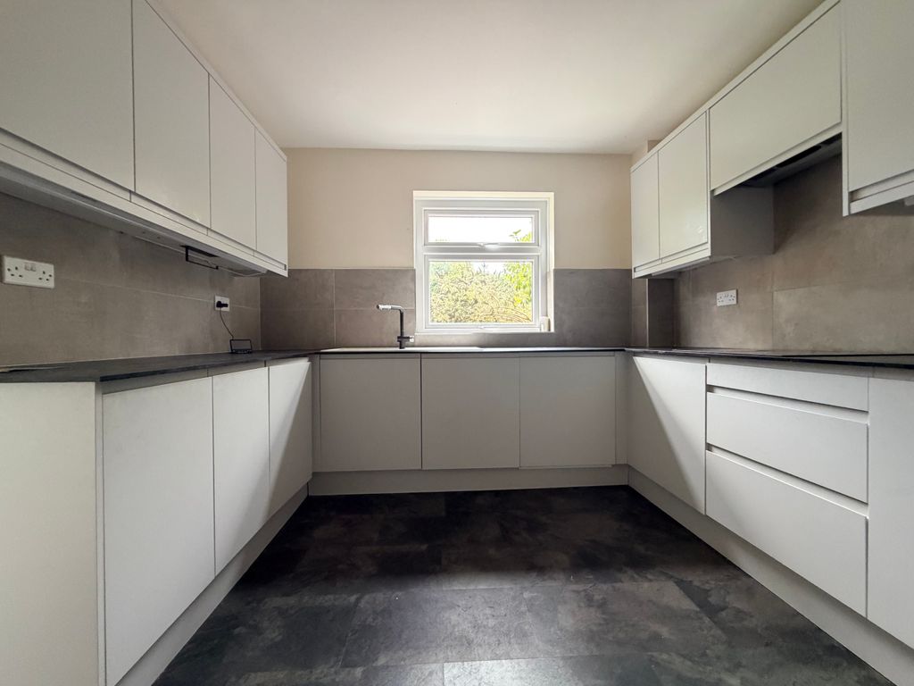 Property photo 2 of 10 Kitchen 2