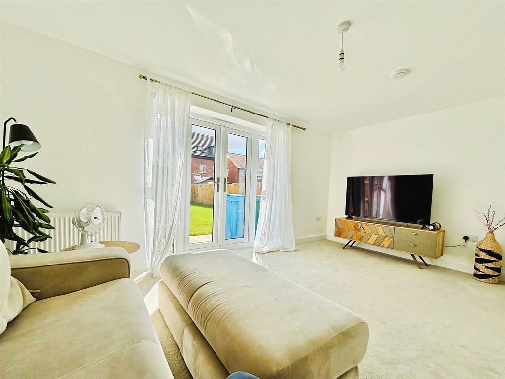 Property photo 3 of 16 Lounge