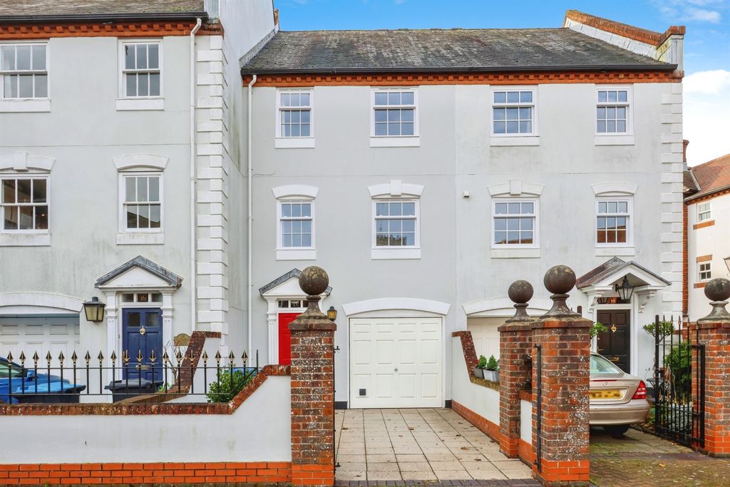 Property photo 2 of 20