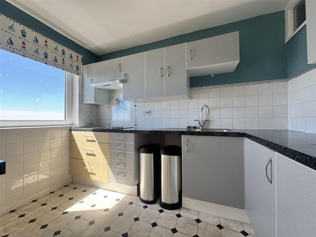 Property photo 3 of 10 Kitchen