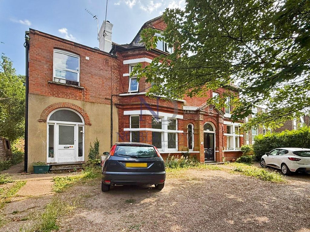 Property photo 1 of 10 Two Bedroom Ground Floor Flat In Sutton