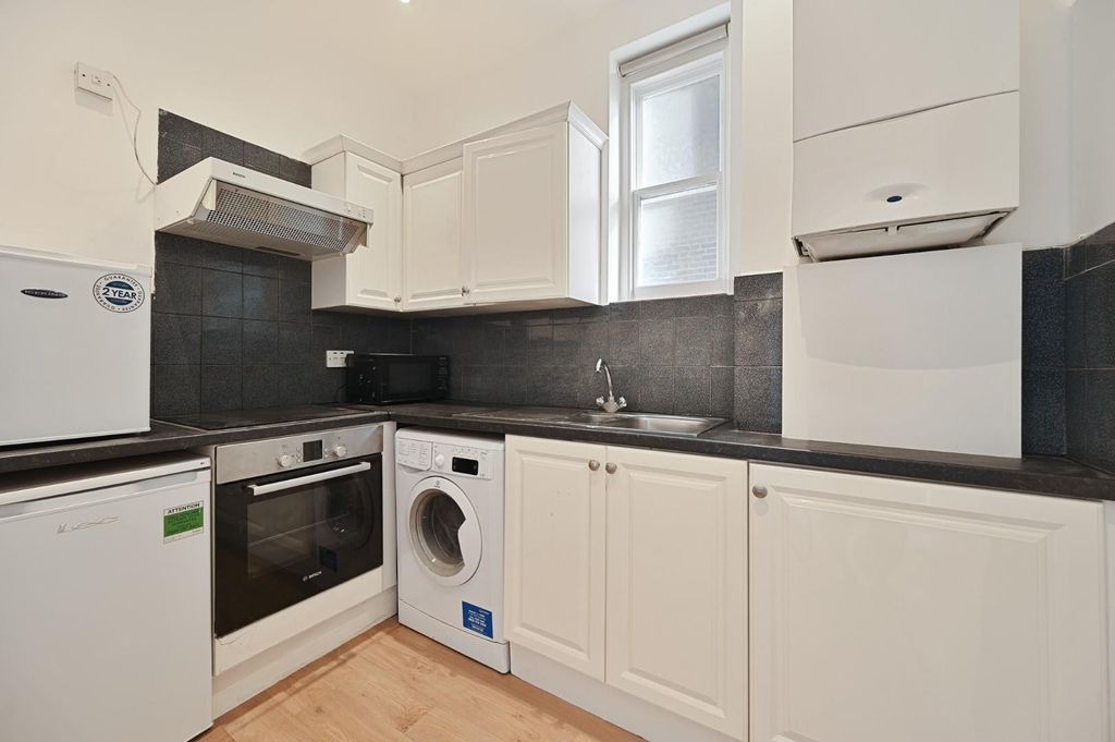 Property photo 2 of 8 Rctec- Flat 3, 39 York Street- Kitchen 1 (1).Jpg
