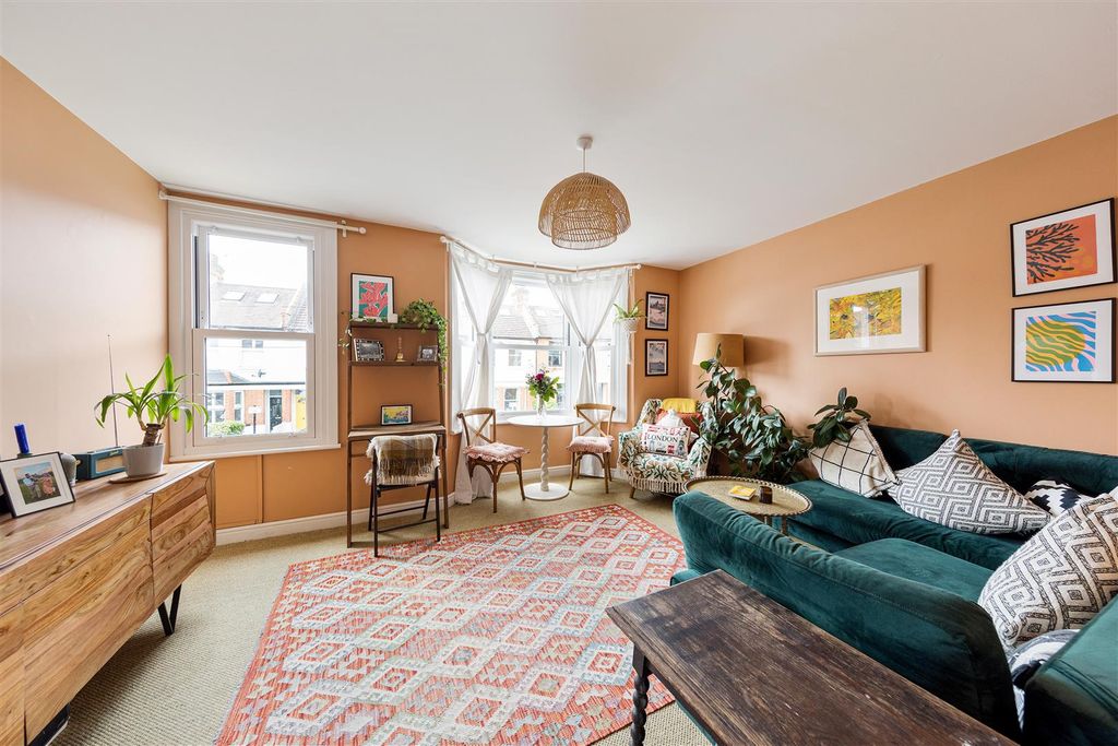 Property photo 2 of 24 Shernhall Street, E17