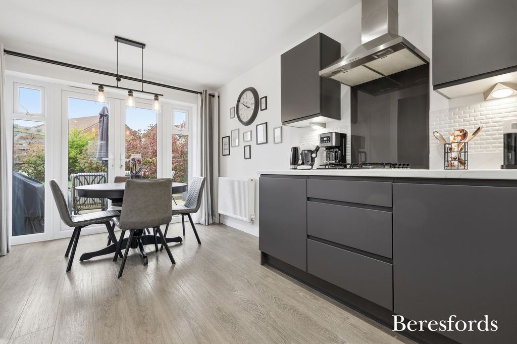 Property photo 2 of 18 Picture No. 13