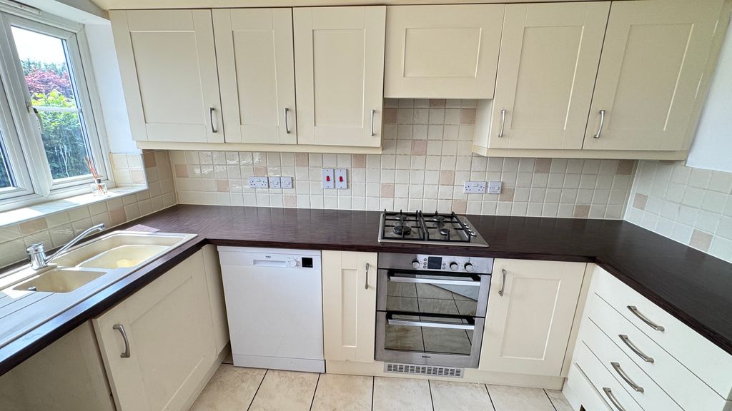 Property photo 2 of 10 Kitchen