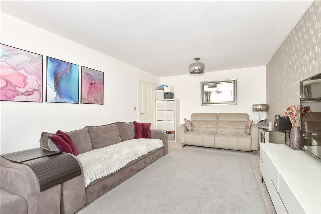 Property photo 3 of 17 Lounge