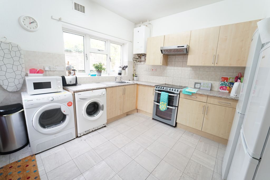 Property photo 2 of 5 Kitchen