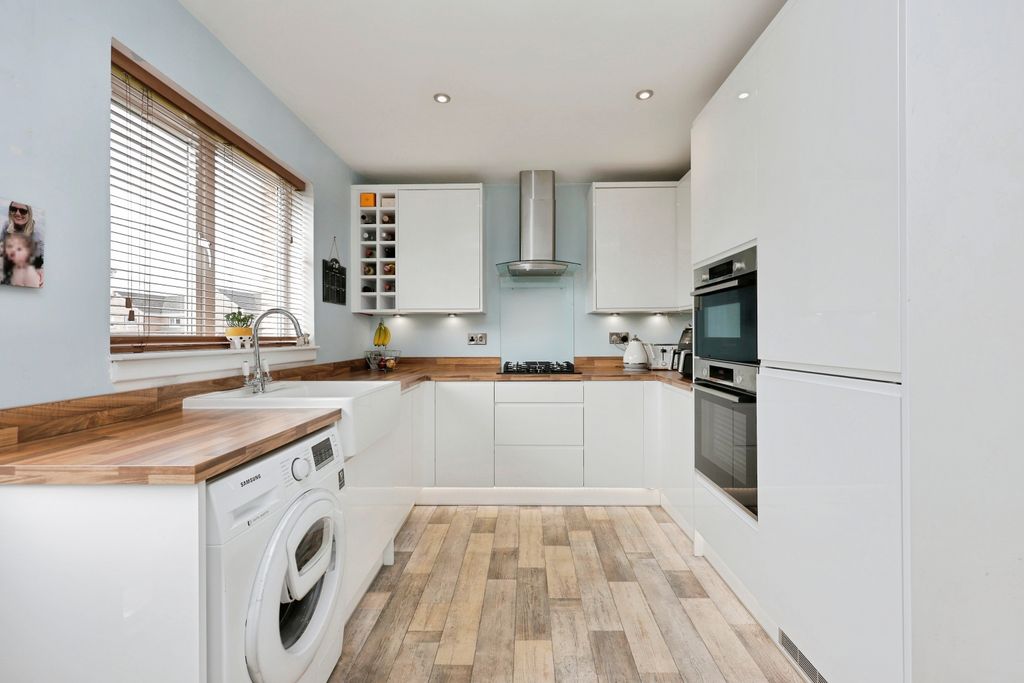 Property photo 3 of 15 Kitchen