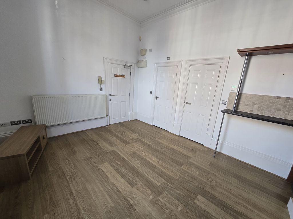 Property photo 3 of 12 R251120 123 - Flat 1, Hailgate House, Howden, G (12).Jpg